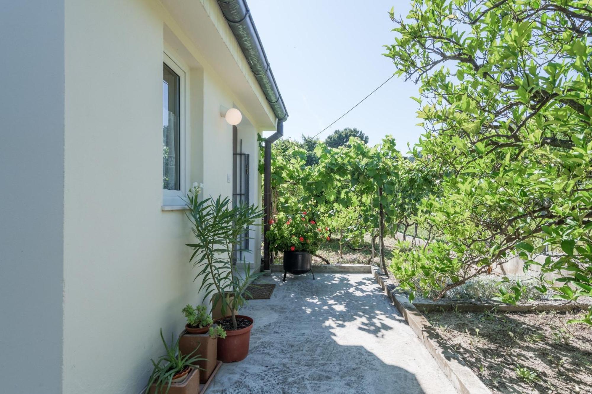 Beachfront Milan, With Balcony Apartmán Split